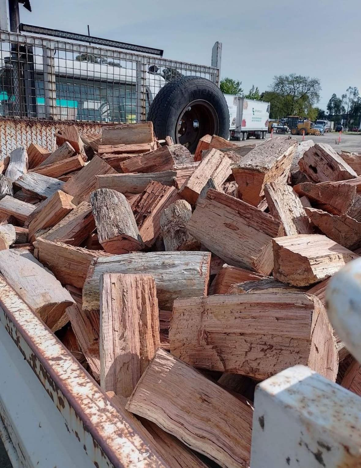 Top Quality Kiln Dried Firewood / Oak and Beech Firewood Logs / Firewood in 40l bags.
